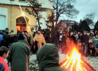 Божићни обичаји и празници Paljenje badnjaka u crkvi