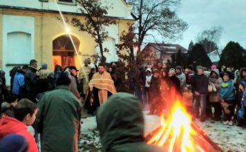 Божићни обичаји и празници Paljenje badnjaka u crkvi
