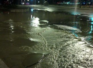 Pukla cev – pukao asfalt Pukla cev u RVI