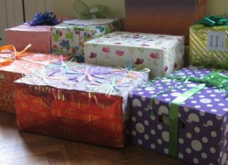 Osnovci iz Borče darivali mališane iz Zvečanske novogodišnji paketici