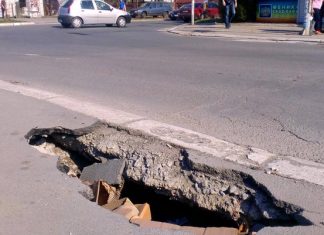 Oprezno! Rupa na trotoaru kod Đurđenovca Rupa kod Đurđenovca