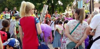 Prolećni karneval u Borči (VIDEO) Đaci na karnevalu