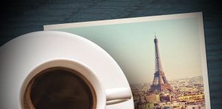 Srećni ljudi čitaju i piju kafu kafa i razglednica