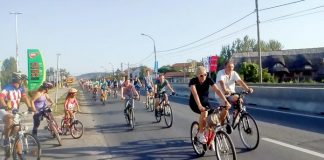 Biciklisti vozili za levu obalu Beograda (VIDEO) Biciklisti na Zrenjaninskom putu