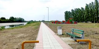 Osvetljeno šetalište kod borčanskog kanala Šetalište pored kanala