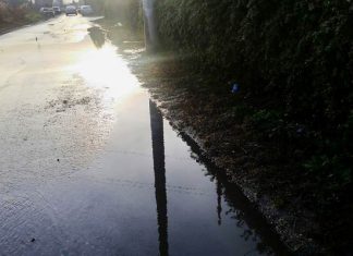 Voda izvire borčanskom ulicom Karlovačke mitropolije