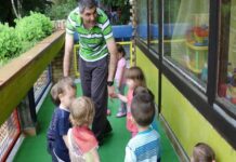 Васпитач зна, васпитач уме децу да воли и разуме Васпитач Бобан у игри са децом