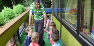 Васпитач зна, васпитач уме децу да воли и разуме Васпитач Бобан у игри са децом