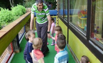 Васпитач зна, васпитач уме децу да воли и разуме Васпитач Бобан у игри са децом