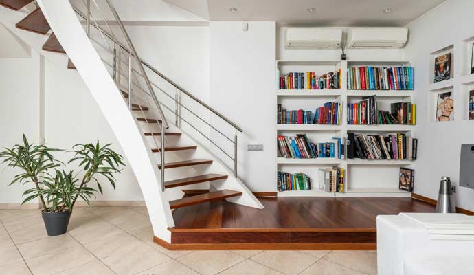 Polirani parket sa refleksijama i saksijom