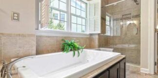 Туш или када: шта је практичније за породицу и мали простор Bela ugradna kada sa zelenom biljkom pored prozora i staklenim tušem