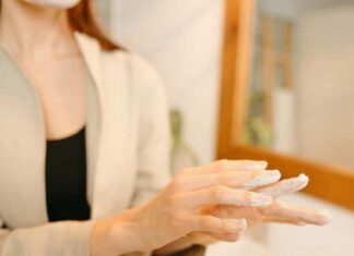 Колико грађани годишње троше на козметику и личну негу Osoba maže belu kremu po prstima ispred ogledala