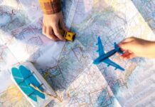 Како да ускладите свакодневне обавезе и планирање путовања? Velika karta sveta, igračka avion