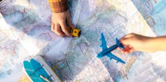 Како да ускладите свакодневне обавезе и планирање путовања? Velika karta sveta, igračka avion