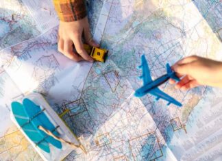 Како да ускладите свакодневне обавезе и планирање путовања? Velika karta sveta, igračka avion