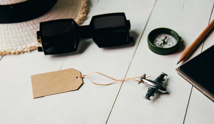 Crne naočare, kompas i igračka avion