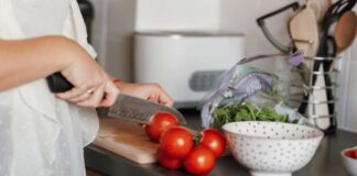 Како да викендом припремите терен за мирнију наредну недељу? Žena seče paradajz na dasci