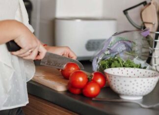 Како да викендом припремите терен за мирнију наредну недељу? Žena seče paradajz na dasci