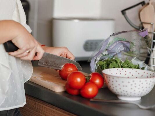 Како да викендом припремите терен за мирнију наредну недељу? Žena seče paradajz na dasci