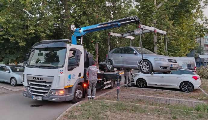 Pauk u Borči podiže nepropisno parkiran auto